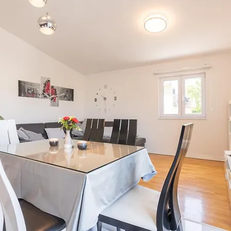 Tomo Apartament Podstrana